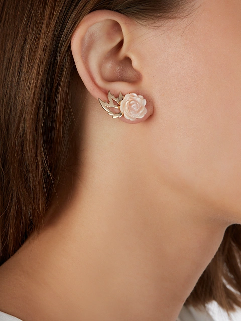 Stud earrings in rose gold with carved mother-of-pearl roses, 2