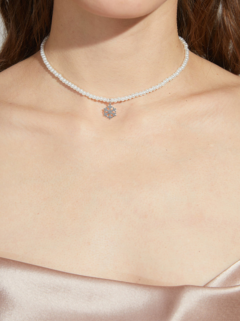 Pearl choker necklace with a snowflake pendant made of silver, 2