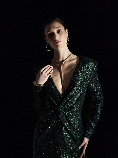 Yellow gold hand ring with diamonds and emerald, 3