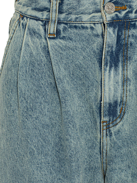 Light blue jeans, 3 Light blue jeans, 3