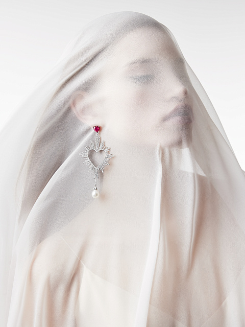 Blackened gold earrings with rubies and pearls, 3