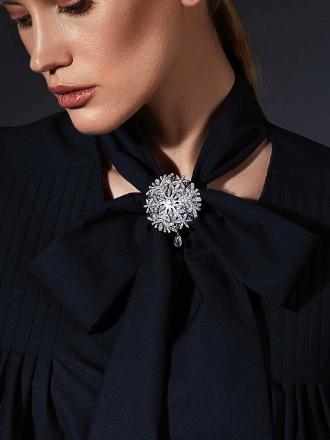 White gold snowflake-shaped brooch with diamonds, 2