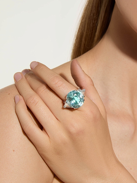 White gold ring with an oval Paraiba tourmaline, 2