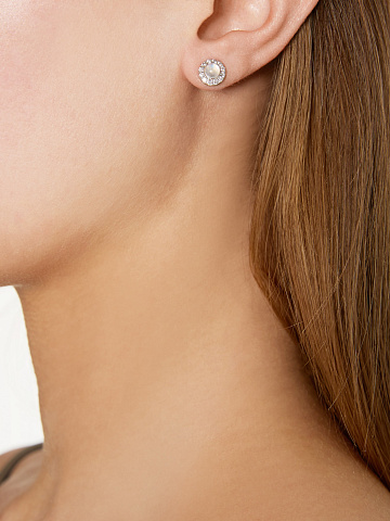 Single white gold earring with moonstone and diamonds, 2