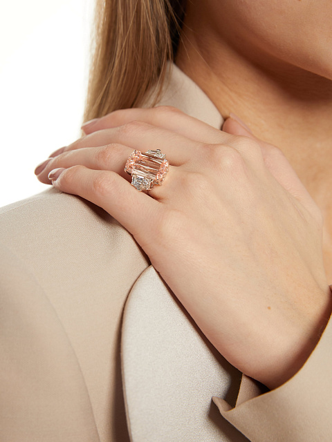 White gold ring with pink cushion-cut diamond, 3