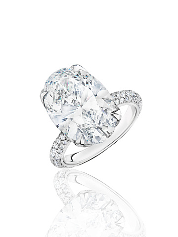 White gold ring with oval-cut diamond, 1