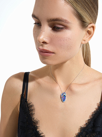 Necklace with an opal pendant, 2