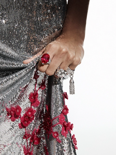 White gold ring with oval-cut rubellite and diamonds, 4