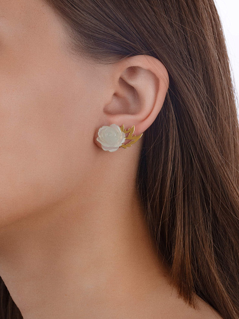 Yellow gold stud earrings with roses carved from green chalcedony, 2