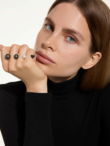 White gold ring with pearls and a heart-cut tourmaline, 2