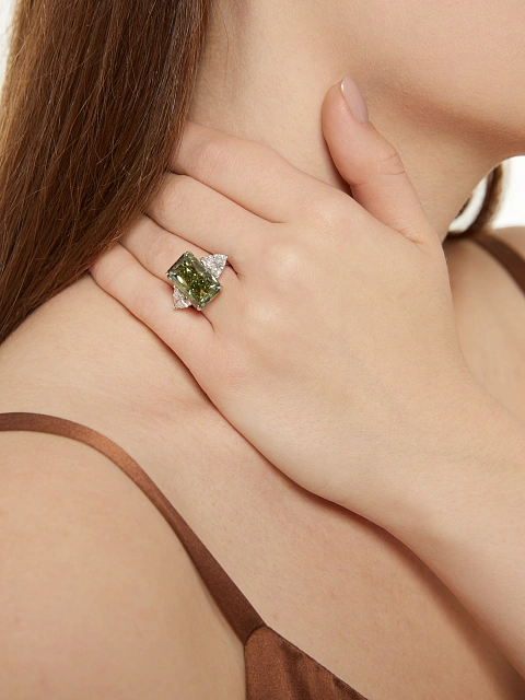 White gold ring with rectangular green diamond, 5