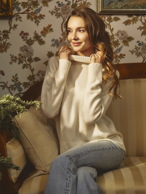 White Royal Cashmere Turtleneck Sweater, 7