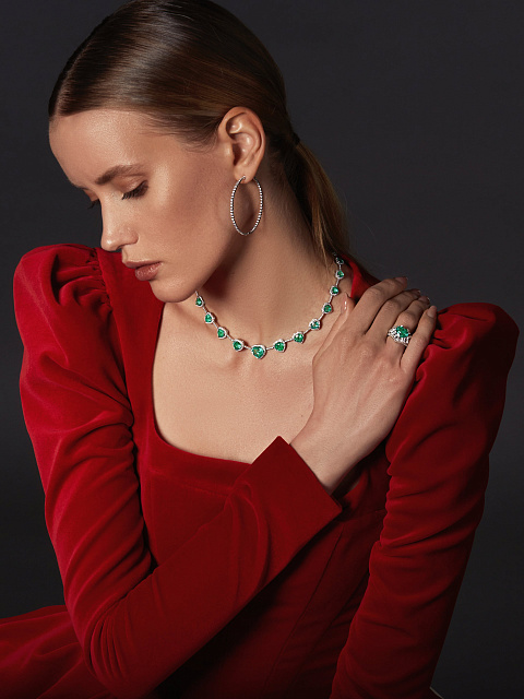 White gold ring with emeralds and diamonds, 13