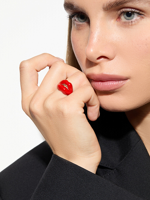 Lip-shaped ring with red enamel, 2