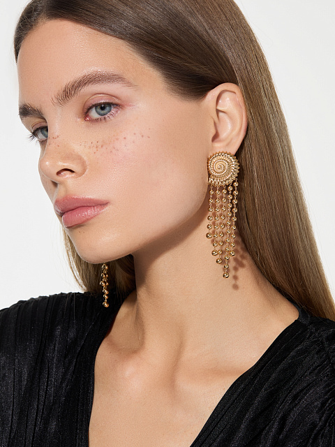 Long shell-shaped earrings in yellow gold, 2