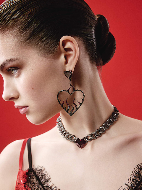 Blackened gold necklace with garnet and diamonds, 2