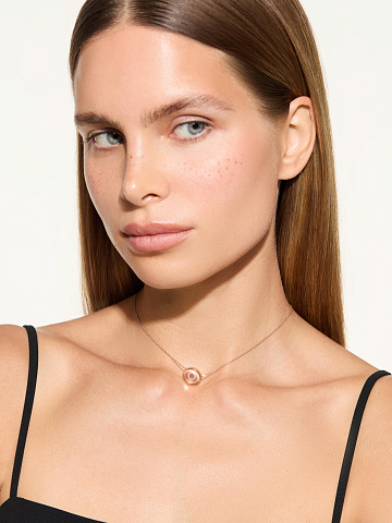 Necklace with a pendant with the letter O in rose gold with rock crystal, 2