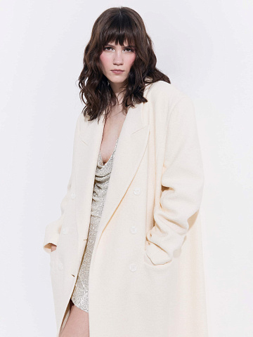 Milk-colored double-breasted coat with shaped lapels, 2