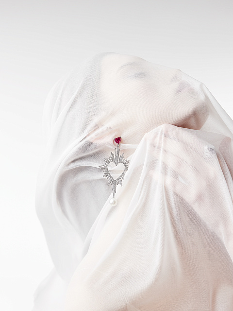 Blackened gold earrings with rubies and pearls, 4