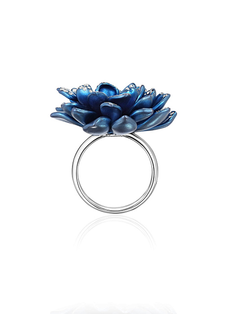 Flower‑shaped titanium ring with diamonds, 5