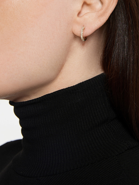 Asymmetrical yellow gold hoops with pendant, 3