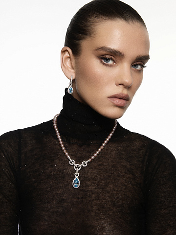 White gold pendant necklace with blue diamond and pink pearls, 2