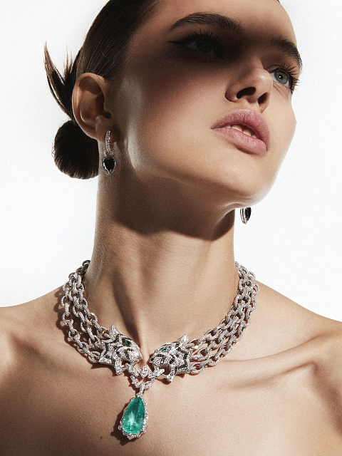 Necklace with a removable pendant in white gold with emerald and diamonds, 2