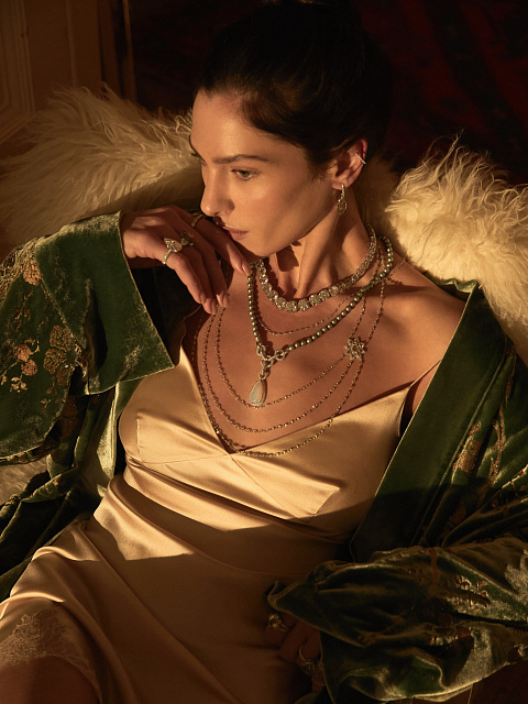 White gold necklace with green Akoya pearls and opal, 7