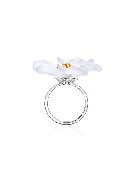 Ring with a carved quartz flower, 5