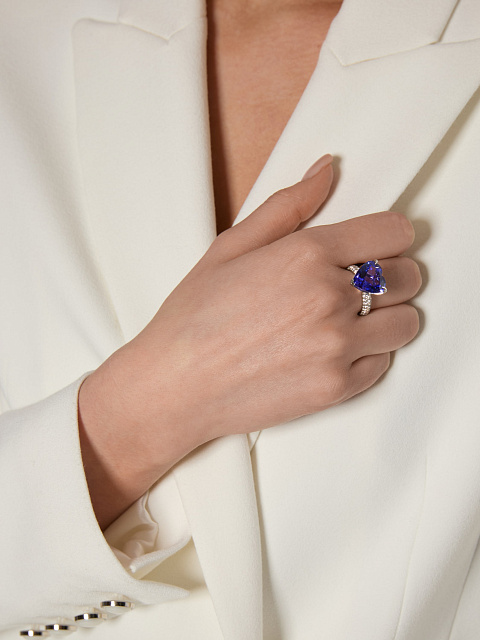 White gold ring with heart-cut tanzanite and diamonds, 2