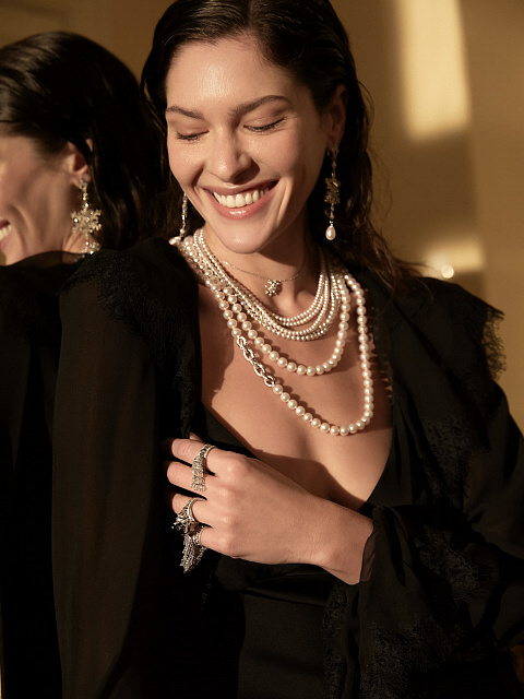 White gold necklace with Akoya pearls, 5