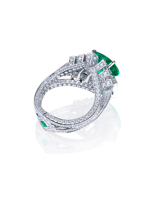 White gold ring with emeralds and diamonds, 8