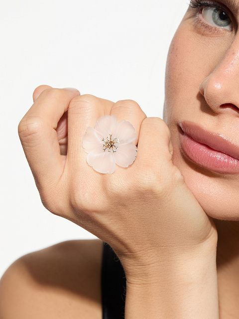 Ring with a carved quartz flower, 3