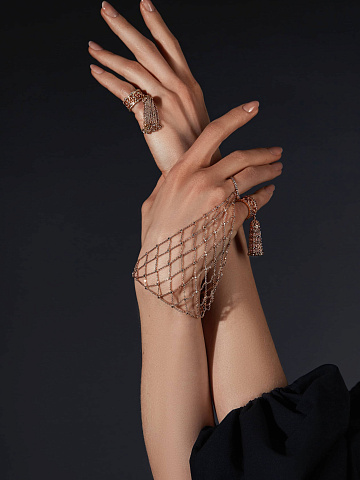 Rose gold hand ring with brown diamonds, 2