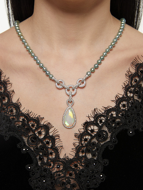 White gold necklace with green Akoya pearls and opal, 9