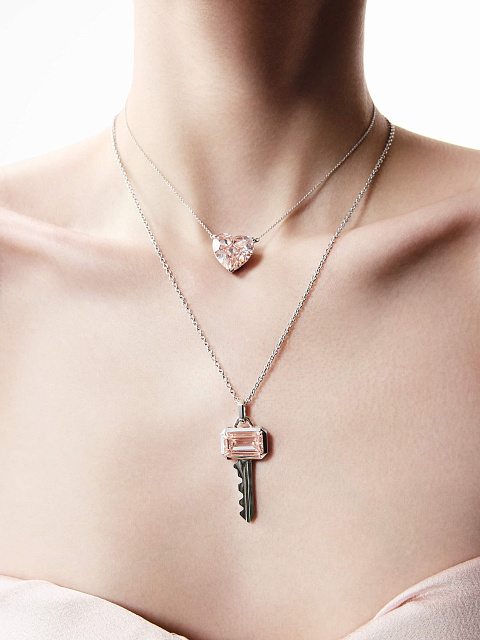 White gold key-shaped pendant necklace with a pink LG diamond, 4