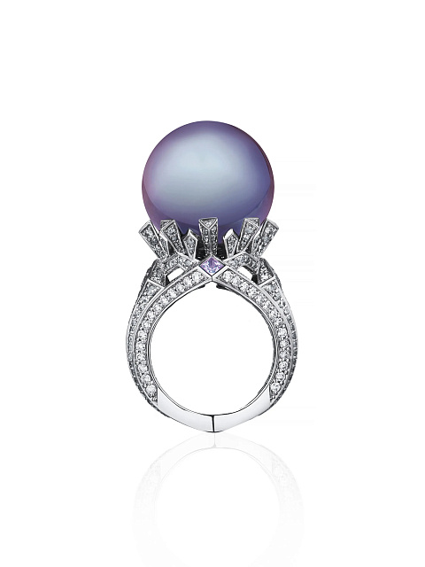 White gold ring with pearl, spinels and grey diamonds, 4
