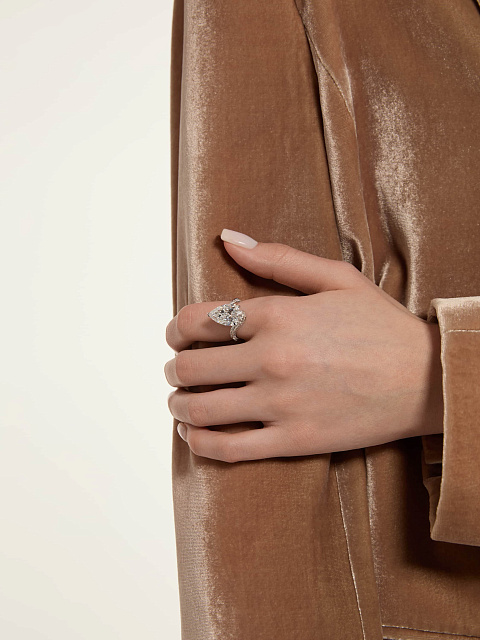 Ring with an LG pear-cut diamond, 7