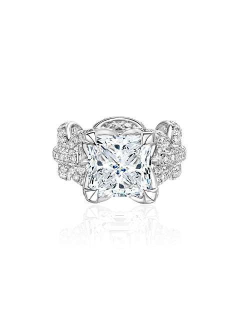 White gold ring with a princess-cut diamond and round diamonds, 6