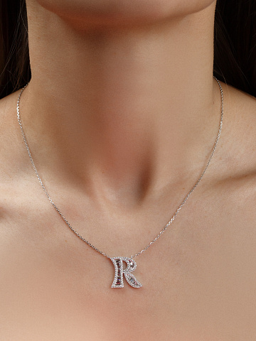 Necklace with a white gold and diamond pendant in the shape of the letter R, 2