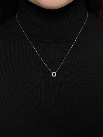 White gold necklace with a pendant in the shape of the letter O, 2