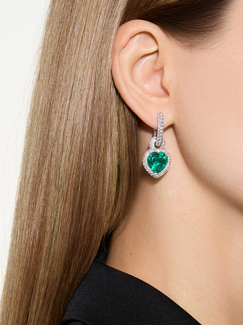 Long white gold earrings with heart-cut emeralds, 2