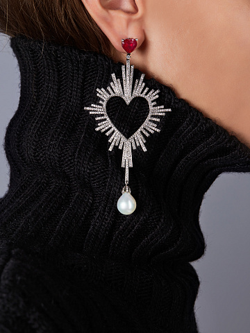 Blackened gold earrings with rubies and pearls, 2