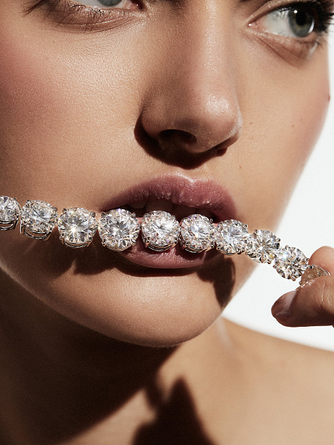 White gold necklace with round-cut diamonds, 9