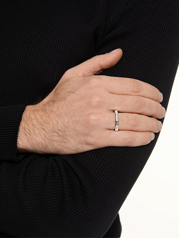 White gold ring with baguette-cut diamonds, 2