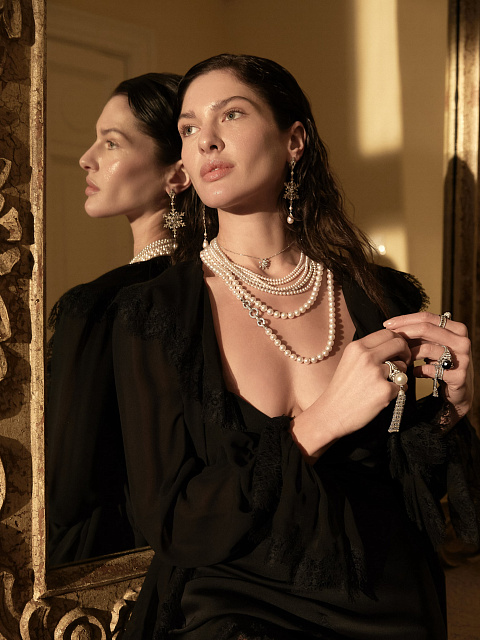 White gold necklace with Akoya pearls, 4