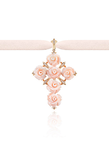 Rose gold pendant with carved coral roses and diamonds, 1