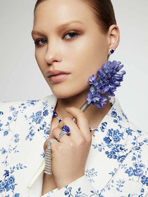 White Gold, Heart-cut Sapphires & Round-cut Diamonds Studs, 3