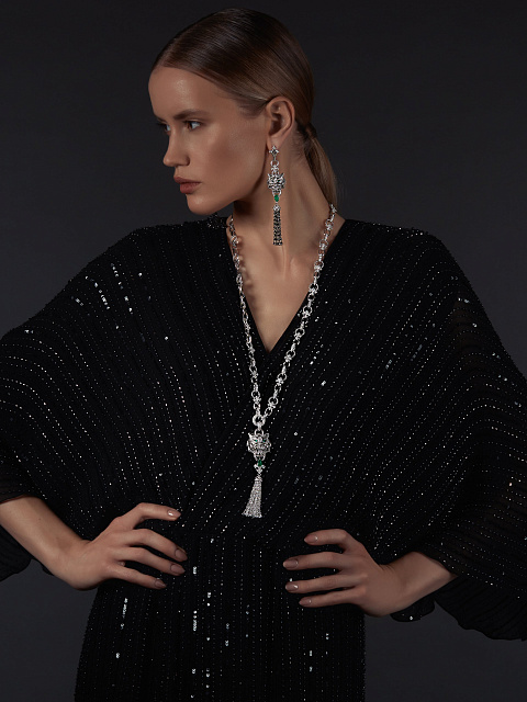 Necklace with a pendant in white gold with emeralds and diamonds, 9