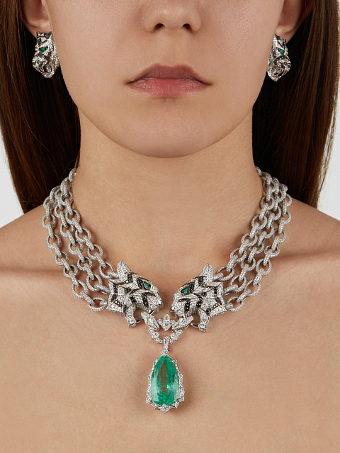 Necklace with a removable pendant in white gold with emerald and diamonds, 8